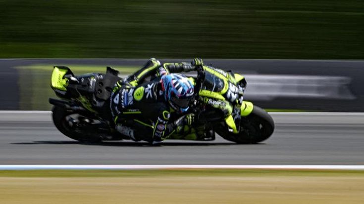 MotoGp, Fernandez vince su Ogura: dominio Aprilia nella Sprint di Assen