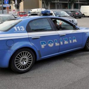 Roma, colpisce con un bastone moglie e figlia. Poi le minaccia con un coltello: arrestato