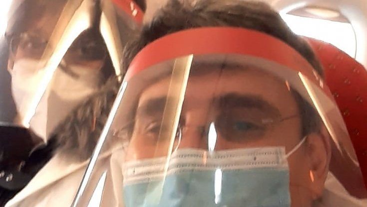 In India per adottare una bambina, coppia di Firenze bloccata dal Covid. Lei positiva e isolata: "Morivano davanti a me, è un’ecatombe" 