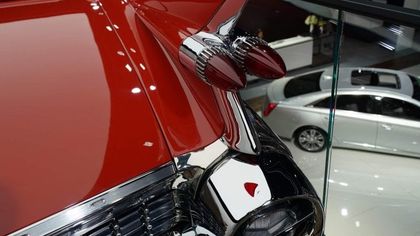 Pinne ed esagerazioni: il grande ritorno Cadillac