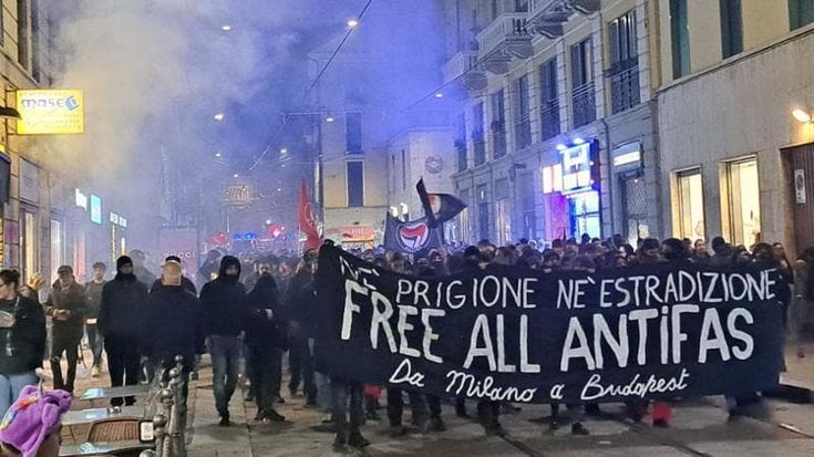 Corteo per Ilaria Salis a Milano, in trecento dalle Colonne a via Gola: “Né prigione né estradizione”. Bomba carta verso le forze dell’ordine