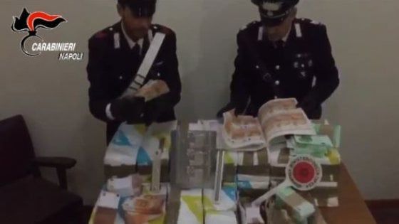Torre del Greco, scoperta 'stamperia' clandestina con 41 milioni di euro falsi: un arresto
