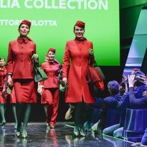Alitalia cambia look: arrivano le hostess in rosso