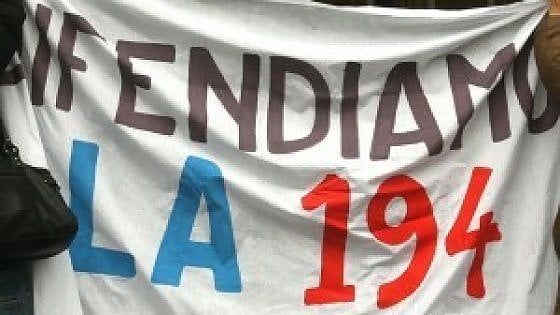 "La Lega vuole limitare il diritto all'aborto": rivolta a Verona contro una mozione in Consiglio