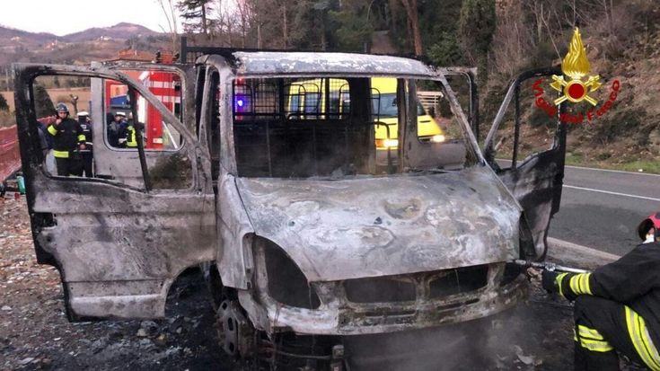 Bologna, Porrettana chiusa all'alba per un furgone in fiamme