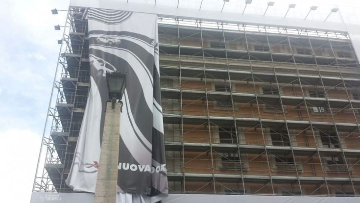 San Pietro, rimosso il mega cartellone Fiat che oscurava il Cupolone