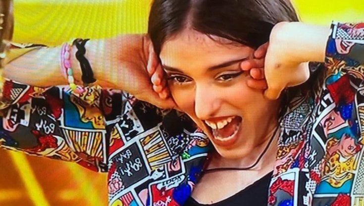 Giulia Stabile, ritorno a scuola dopo Amici. Gli applausi dei compagni: "Ancora non ci credo"
