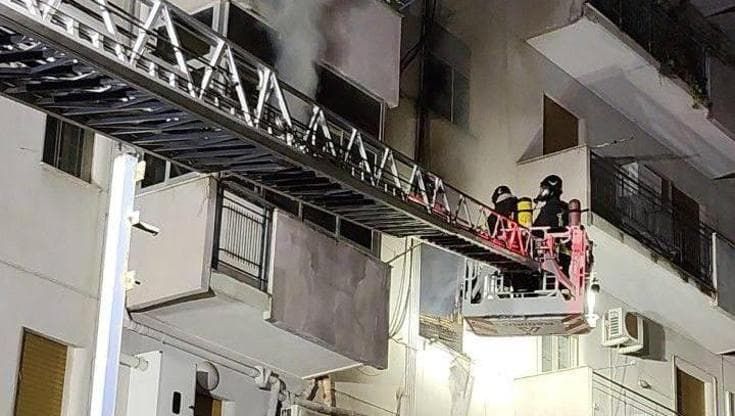 Palermo, incendio in un appartamento: evacuato un palazzo