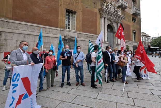 Genova, scuola in piazza: "Prorogate i contratti Covid"