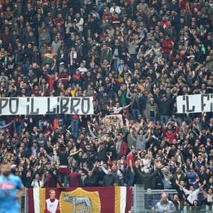 In Curva Sud cori contro il Napoli e striscioni contro la madre di Ciro Esposito
