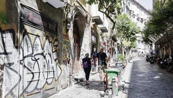 Movida a Napoli, giovane si presenta in Questura per il ferimento del barista in via San Sebastiano