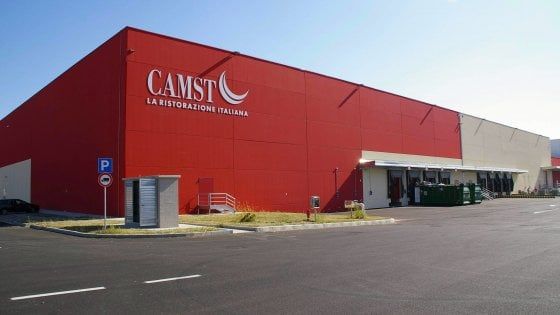 Servizio va in appalto, tre lavoratori licenziati: sciopero alla Camst di Bologna