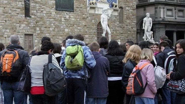 Gite scolastiche: le scuole si autotassano o rinunciano per non lasciare a casa chi non ce la fa a pagare. E c’è chi fa lo sconto agli studenti con il dieci in condotta