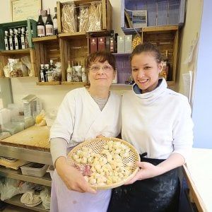 Agnolotti fatti a mano da mangiare sui tavoli della gastronomia