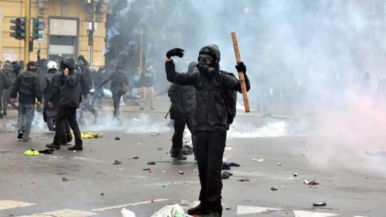 Il diario di un black bloc: "Loro sprecano miliardi e noi odiamo tutti. Ecco come li abbiamo beffati"