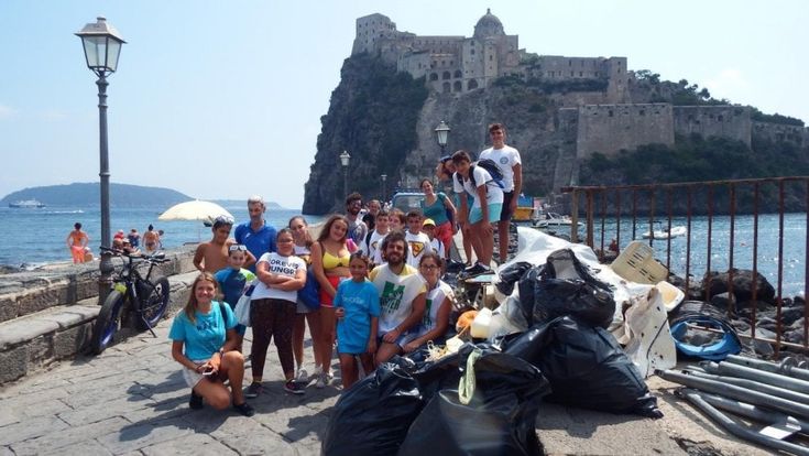 Ischia, grandi pulizie dopo la Festa di Sant'Anna: raccolti 200 chili di rifiuti