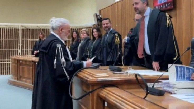 Foggia, a 82 anni diventa avvocato: "Ora aprirò uno studio per assistere chi non ha soldi per un legale"