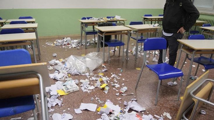 San Donato Milanese, i vandali devastano la scuola media Galilei: escrementi sui muri e roghi accesi nelle classi