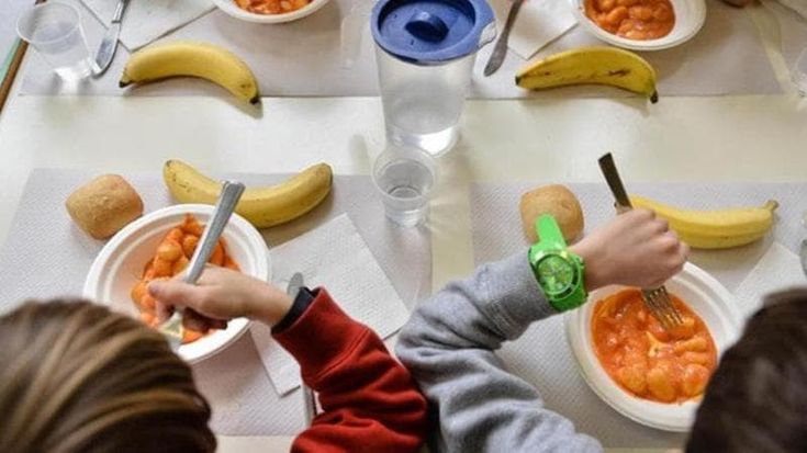 Desenzano, addetta mensa si taglia e serve agli studenti piatti sporchi di sangue: società multata