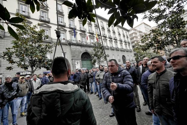 Cappio in piazza Municipio, &egrave; la protesta dei tassisti