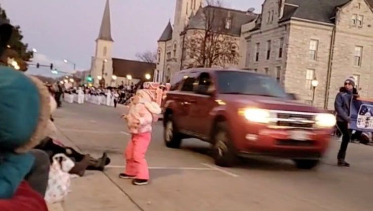 Usa, un'auto su una parata natalizia nel Wisconsin: 5 morti e decine di feriti. Fermato un rapper 39enne