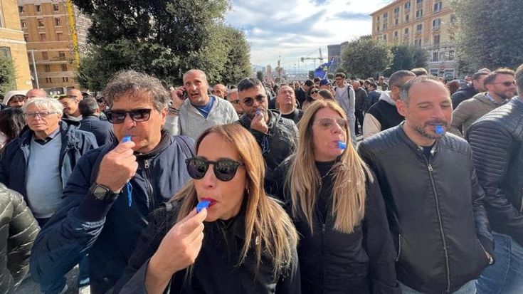Napoli, polizia municipale in assemblea davanti al Comune: “Sindaco, siamo in sofferenza: ascoltaci”