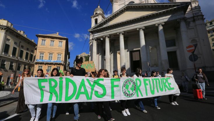 Genova, i ragazzi di Fridays for Future in piazza per salvare il clima