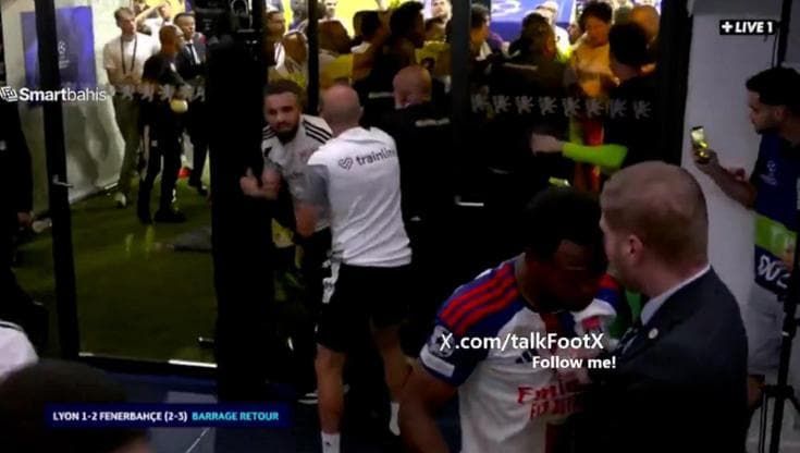 Calcio, maxi-rissa dopo Lione-Fenerbahçe: il caos nel tunnel alla fine dei playoff di Champions