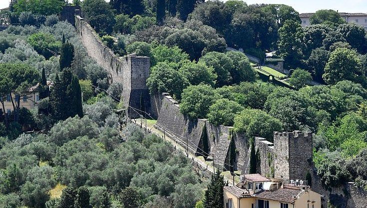 San Miniato e San Leonardo, le mura ritrovano gli antichi colori