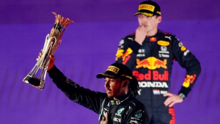 F1, Gp Arabia Saudita: Hamilton vince tra polemiche e colpi proibiti davanti a Verstappen. Pari punti, il titolo si decide ad Abu Dhabi