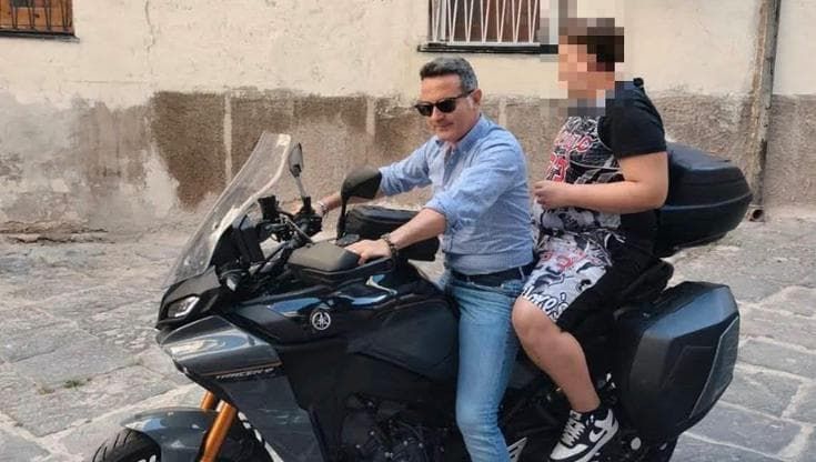 Prof convince un alunno a fare l’esame di terza media con un giro in moto: “Non servono le note”