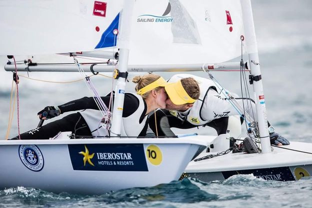 Robert e Gintare, baciarsi in Laser