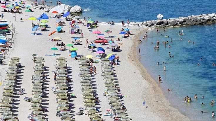 Redditometro e balneari, il governo ferma il blitz di Forza Italia e Lega