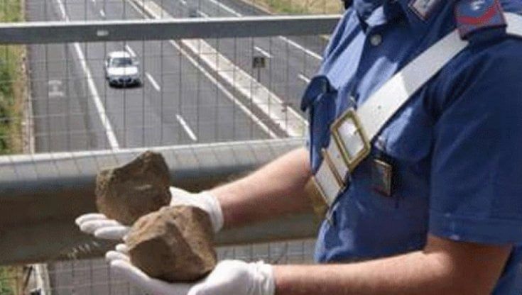 Lanciano sassi dal cavalcavia a 12 anni. Il sindaco del frusinate: "Bravate che possono uccidere"