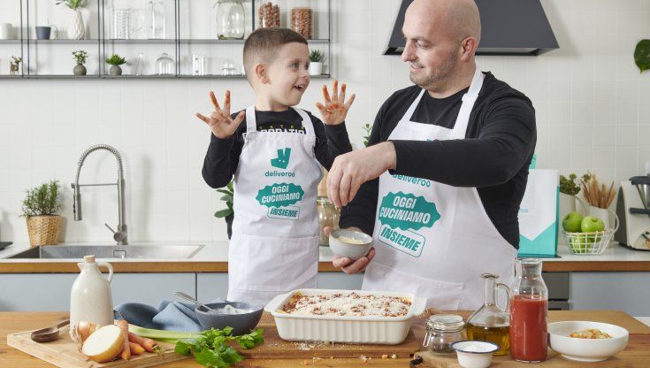 Il 48% degli uomini vuole cucinare, ma con i figli e non con la moglie