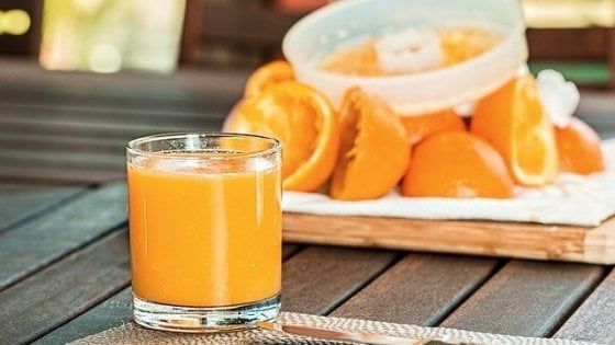 Coronavirus, la bufala della vitamina C. L'esperto: "Nessuna evidenza di azione curativa o preventiva contro infezioni virali"