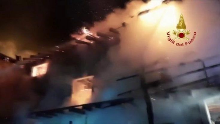 Incendio a Sauris, distrutto l'albergo Borgo Eibn