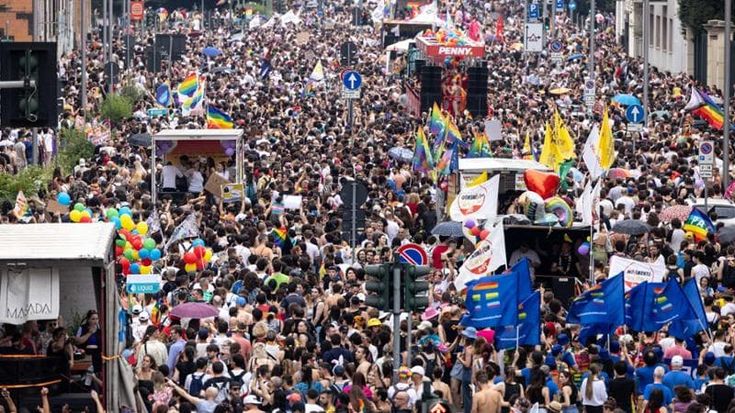 Pride Milano, Regione Lombardia nega (di nuovo) il patrocinio. Le opposizioni: “Destra oscurantista”