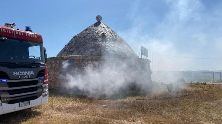Bari, il lido Trullo in versione Baia Verde: mini-piscine e pedane in legno nel piano per la nuova gestione