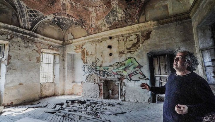Tetti di lamiera, erbacce e ferite dei vandali: così muore la villa del Maggiordomo, gioiello di Guarini