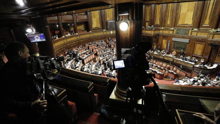 Fiducia al governo, cosa succede oggi. Draghi punta al record di consensi in Senato. Scendono i no grillini