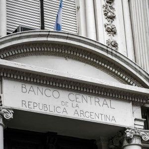 Argentina, stretta sul mercato dei cambi: limiti agli acquisti e ai trasferimenti all'estero di dollari