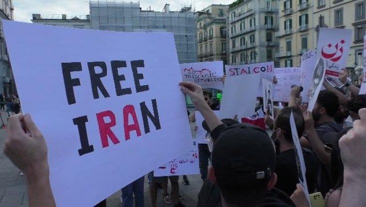 Napoli, la protesta "a volto coperto" dei giovani iraniani nel nome di Mahsa