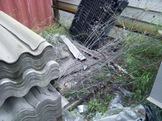 "Una discarica di amianto nell'Ilva", la fotodenuncia. Ma l'azienda smentisce