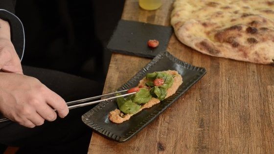 Bruschetta liquida e spuma di caprese: lo chef in carrozzina che vuole una cucina gourmet per tutti