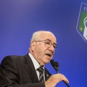Tavecchio, due libri e 60 mila copie. Comprate da dilettanti e Federcalcio