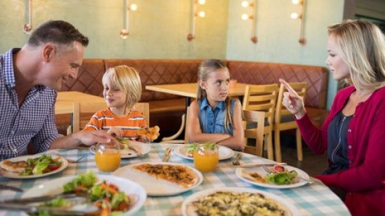 Bambini rumorosi al ristorante: l'oste protesta e la serata finisce in rissa