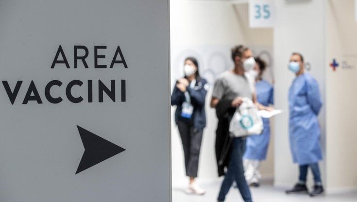 Vaccino Covid, Fontana: "Lombardia pronta per la terza dose dal 20 settembre". Oltre l'80% degli over 12 già con due dosi