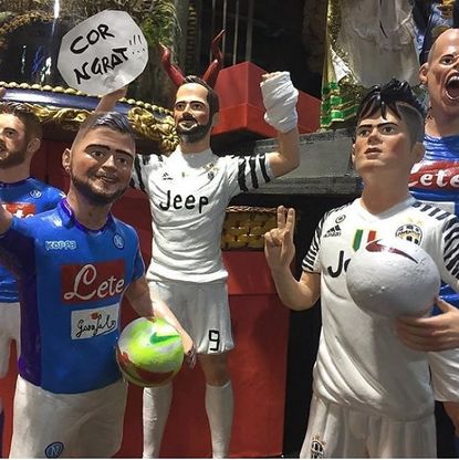 Napoli-Juve: Higuain nel presepe con la mano fasciata