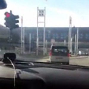 L'auto a guida autonoma con Appendino e Chiamparino brucia semaforo rosso in test Torino